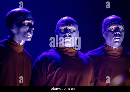 Las Vegas, USA. November 2023. Blue man Group tritt am 17. November 2023 beim Formel-1-Rennen in Las Vegas, NV in der Sphere-Zone auf (Foto: Travis Ball/SIPA USA) Credit: SIPA USA/Alamy Live News Stockfoto