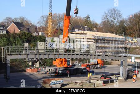 Vollsperrung der A7 in Hamburg aufgrund von Arbeiten zum Deckel. Unter anderem wurde die Verkehrsleitungs-Anzeige für den Elbtunnel zwischen den Anschlussstellen Bahrenfeld und Othmarschen abgerissen. *** Vollständige Schließung der A7 in Hamburg aufgrund von Arbeiten an der Abdeckung unter anderem wurde die Verkehrsleitanzeige für den Elbtunnel zwischen den Anschlussstellen Bahrenfeld und Othmarschen abgerissen Stockfoto