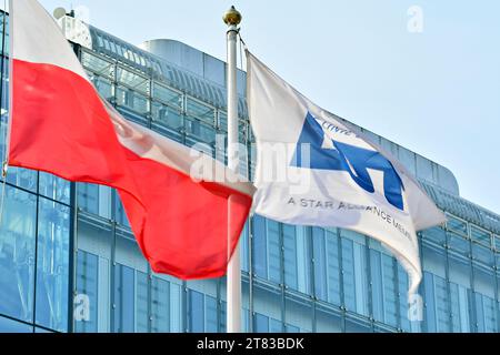 Warschau, Polen. 5. März 2018. LOT unterzeichnen. Firmenschild LOT. Polnische Staatsflagge und PLL-LOT-Firmenflagge. Stockfoto