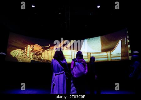 Sydney, Australien. November 2023. Journalisten sehen sich ein Einführungsvideo bei der Medienvorschau der Ausstellung „Ramses and the Gold of the Pharaohs“ in Sydney, Australien, am 16. November 2023 an. ZU „Feature: 3.000 Jahre alte goldene Schätze von Pharao Ramses II Glisten im Australian Museum“ Credit: HU Jingchen/Xinhua/Alamy Live News Stockfoto