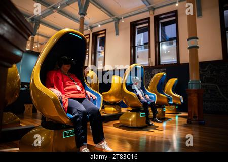 Sydney, Australien. November 2023. Journalisten erleben ein VR-Projekt bei der Medienvorschau der Ausstellung „Ramses and the Gold of the Pharaohs“ in Sydney, Australien, am 16. November 2023. ZU „Feature: 3.000 Jahre alte goldene Schätze von Pharao Ramses II Glisten im Australian Museum“ Credit: HU Jingchen/Xinhua/Alamy Live News Stockfoto