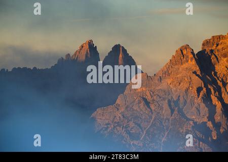 Alpenglow bei Sonnenaufgang, Blick auf die Berggipfel der drei Zinnen von Lavaredo. Die Sextner Dolomiten. Italienische Alpen. Europa Stockfoto