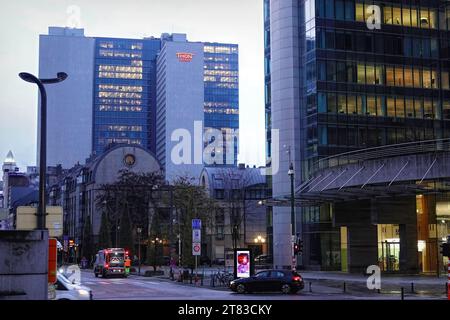 Brüssel, Brabant, Belgien 11 17 2023 - natürlicher Blick auf die Stadt am frühen Morgen mit Weitwinkelblick auf den Verkehr im Brüsseler Geschäftszentrum in einem entfernten Tho Stockfoto