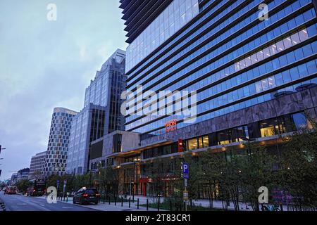 Brüssel, Brabant, Belgien 11 17 2023 - natürliche Stadtstraße Weitwinkelnaht am großen modernen Thon Hoteleingang im Brüsseler Nordviertel Stockfoto