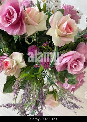 Wunderschöne Blumen in verschiedenen Farben Rosen Tulpen Blumenstrauß Stockfoto