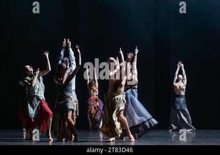 London, Großbritannien. November 2023. Emanuel Gat Dance’s LOVETRAIN2020 im Sadler's Wells Theatre in London findet vom 17. Bis 18. November 2023 statt. Stockfoto