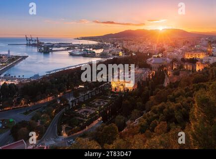 Sonnenuntergang über der Stadt Malaga im Süden Spaniens Stockfoto