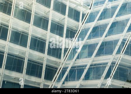 Ein atemberaubendes Beispiel für zeitgenössische Architektur mit geometrischen Fassadendesigns unter klarem Himmel Stockfoto