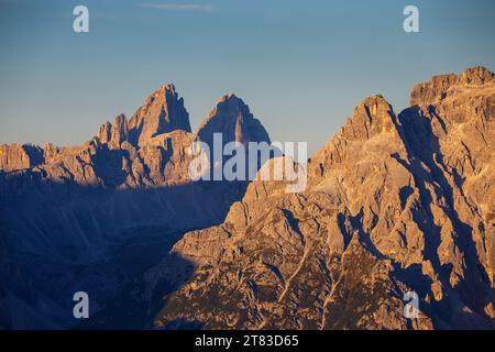 Alpenglow bei Sonnenaufgang, Blick auf die Berggipfel der drei Zinnen von Lavaredo. Die Sextner Dolomiten. Italienische Alpen. Europa Stockfoto