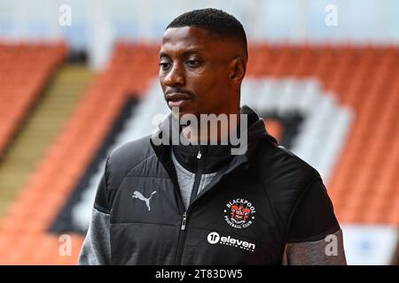 Blackpool, Großbritannien. November 2023. Marvin Ekpiteta #21 von Blackpool kommt während des Sky Bet League 1 Spiels Blackpool vs Shrewsbury Town in der Bloomfield Road, Blackpool, Vereinigtes Königreich, 18. November 2023 (Foto: Craig Thomas/News Images) in Blackpool, Vereinigtes Königreich am 18. November 2023. (Foto: Craig Thomas/News Images/SIPA USA) Credit: SIPA USA/Alamy Live News Stockfoto