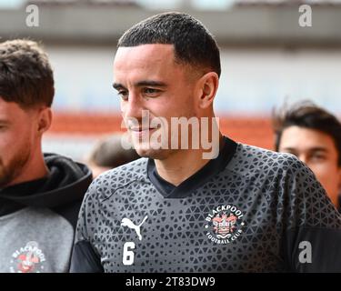 Blackpool, Großbritannien. November 2023. Oliver Norburn #6 von Blackpool während des Spiels Blackpool gegen Shrewsbury Town in der Bloomfield Road, Blackpool, Großbritannien, 18. November 2023 (Foto: Craig Thomas/News Images) in Blackpool, Großbritannien am 18. November 2023. (Foto: Craig Thomas/News Images/SIPA USA) Credit: SIPA USA/Alamy Live News Stockfoto