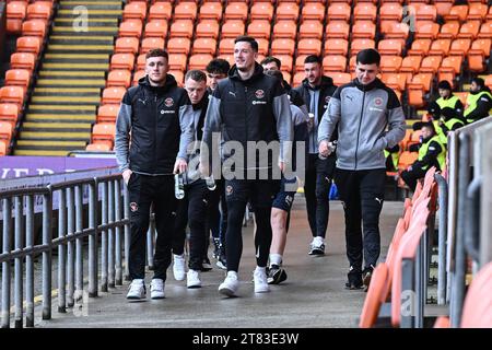 Blackpool, Großbritannien. November 2023. Blackpool Spieler kommen während des Sky Bet League 1 Spiels Blackpool gegen Shrewsbury Town in der Bloomfield Road, Blackpool, Vereinigtes Königreich, 18. November 2023 (Foto: Craig Thomas/News Images) in Blackpool, Vereinigtes Königreich am 18. November 2023. (Foto: Craig Thomas/News Images/SIPA USA) Credit: SIPA USA/Alamy Live News Stockfoto