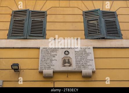 Plakette für Partisanen, die für die Freiheit gestorben sind, auf dem Rathaus, das 1946 von der ANPI (National Association of Italian Partisanen), Finale Ligure, Savona, aufgestellt wurde Stockfoto