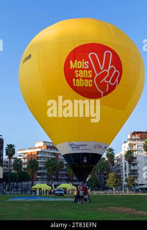 Tabak-freier Monat: Heißluftballon in den Farben der Operation gekleidet, um die Teilnehmer, Unterstützer und Partner zu unterstützen und zu motivieren, die in dieser Kampagne mobilisiert wurden. Jacques-Cœur-Becken, Port Marianne. Montpellier, Occitanie, Frankreich Stockfoto