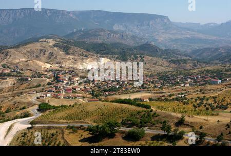 Osmaneli ist eine Altstadt in Bilecik, Türkei. Es hat historische Häuser, Kirchen und Moscheen. Stockfoto