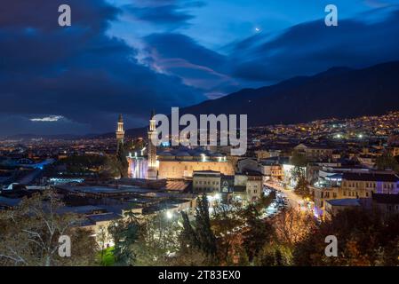 Blick auf die Altstadt von Bursa bei Sonnenaufgang in der Türkei Stockfoto