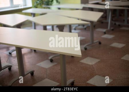 Tabellen in Neuerstellung. Schultische. Viele Tische. Schulungsraum. Stockfoto