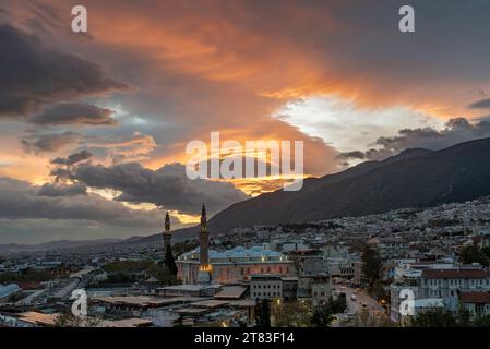 Blick auf die Altstadt von Bursa bei Sonnenaufgang in der Türkei Stockfoto