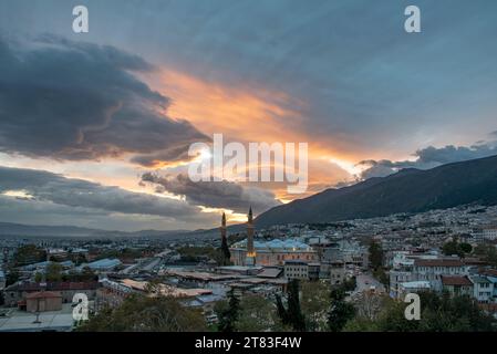 Blick auf die Altstadt von Bursa bei Sonnenaufgang in der Türkei Stockfoto