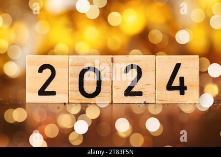 17. November 2023: Happy New Year 2024, symbolisches Bild der Jahreswende an Silvester. Holzwürfel mit der Inschrift 2 0 2 4 FOTOMONTAGE *** Frohes Neues Jahr 2024, Symbolbild Jahreswechsel an Silvester. Holz Würfel mit der Aufschrift 2 0 2 4 FOTOMONTAGE Credit: Imago/Alamy Live News Stockfoto