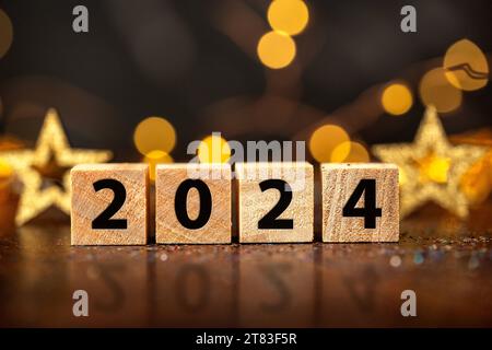 17. November 2023: Happy New Year 2024, symbolisches Bild der Jahreswende an Silvester. Holzwürfel mit der Inschrift 2 0 2 4 FOTOMONTAGE *** Frohes Neues Jahr 2024, Symbolbild Jahreswechsel an Silvester. Holz Würfel mit der Aufschrift 2 0 2 4 FOTOMONTAGE Credit: Imago/Alamy Live News Stockfoto