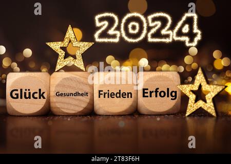 17. November 2023: Happy New Year 2024, symbolisches Bild der Jahreswende an Silvester. Holzwürfel mit der Inschrift: Glück, Gesundheit, Frieden, Erfolg FOTOMONTAGE *** Frohes Neues Jahr 2024, Symbolbild Jahreswechsel an Silvester. Holzwürfel mit der Aufschrift: Glück, Gesundheit, Frieden, Erfolg FOTOMONTAGE Credit: Imago/Alamy Live News Stockfoto