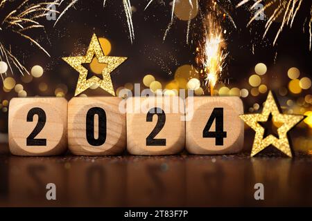 17. November 2023: Happy New Year 2024, symbolisches Bild der Jahreswende an Silvester. Holzwürfel mit der Inschrift 2 0 2 4 FOTOMONTAGE *** Frohes Neues Jahr 2024, Symbolbild Jahreswechsel an Silvester. Holz Würfel mit der Aufschrift 2 0 2 4 FOTOMONTAGE Credit: Imago/Alamy Live News Stockfoto