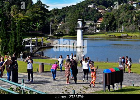 PETROPOLIS, RIO DE JANEIRO, BRASILIEN - 27. Mai 2023: Menschen vor dem See im Park des historischen Quitandinha Palace Hotels Stockfoto