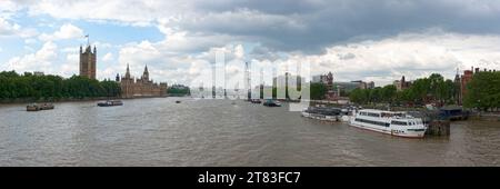 London, England - 5. Juni 2007: Panoramablick auf die Themse von der Lambeth Bridge. Von links nach rechts sehen wir den Victoria Tower Garden, den Stockfoto