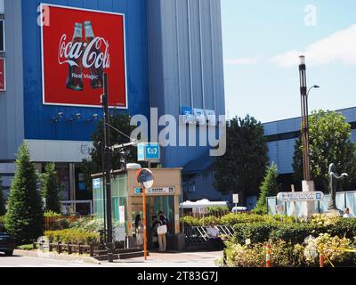 TOKIO, JAPAN - 5. September 2023: Blick auf Tokios Takadanobaba-Viertel mit U-Bahn-Station, Aufzug und Big Box-Gebäude. Stockfoto