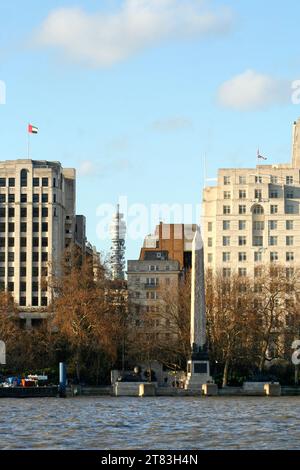 London, England - 20. Januar 2007: Cleopatra's Needle in Victoria Embankment an der Themse mit hinter den Art déco-Gebäuden „The Adelphi“ und Stockfoto