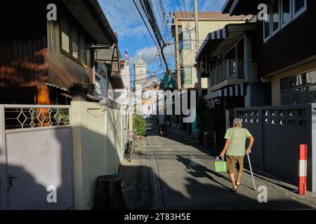 Ban Yuan, eine alte Siedlung vietnamesischer und kambodschanischer Einwanderer in Bangkok, Thailand; b/g: Die Unbefleckte Empfängnis-Kirche, Thailands erste Kirche Stockfoto