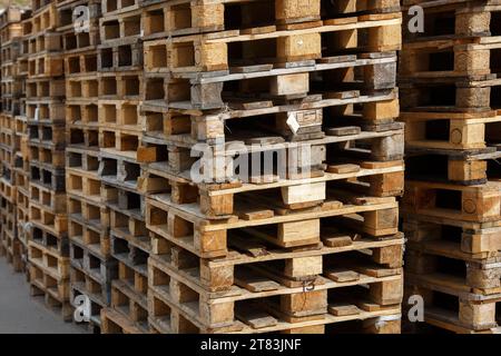 Gebrauchte Holzpalettenstapel Stockfoto