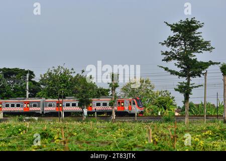 Pendler Yogyakarta Line E-Zug durch ländliche Gebiete in der Nähe von Surakarta, Indonesien. Stockfoto