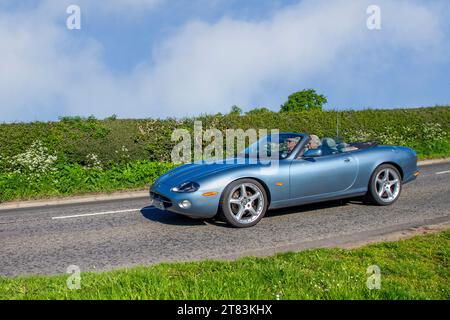 2003 Blue British Jaguar XK8 Cabriolet Auto-V8 Auto Cabriolet Benzin 4196 ccm; Fahrt auf Landstraßen in Cheshire, Großbritannien Stockfoto