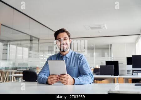 Lächelnder junger Geschäftsmann Manager mit Tafel im Büro. Hochformat. Stockfoto