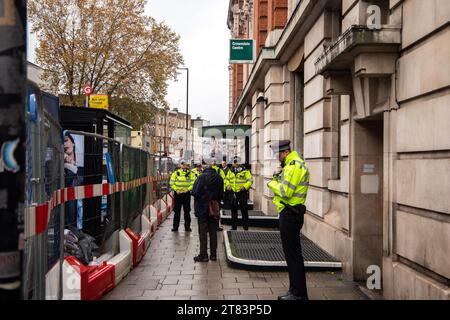 November 2023. London, Großbritannien. Polizisten außerhalb des Büros von Kier Starmer und Tulip Siddiq Abgeordneter im Crowndale Centre, London, die sich für einen Waffenstillstand in Gaza einsetzen. Bild: Eddie Chalmers/Pathos Stockfoto