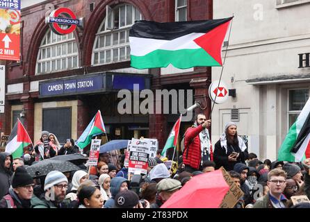 London, Großbritannien 18. November 2023. Als Teil der landesweiten Wochenendaktion liefen pro-palästinensische Demonstranten von Chalk Farm, vorbei an der U-Bahn-Station Camden Town und weiter nach Mornington Crescent, wo sich Demonstranten vor Keir Starmers Büro im Crowndale Centre versammelten, weil er sich weigerte, einen Waffenstillstand in Gaza zu fordern. Kredit : Monica Wells/Alamy Live News Stockfoto