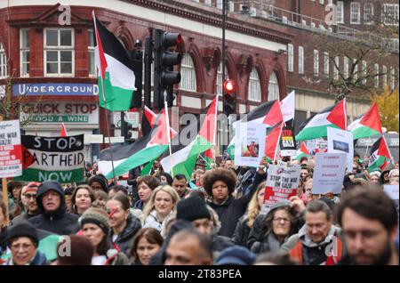 London, Großbritannien 18. November 2023. Als Teil der landesweiten Wochenendaktion liefen pro-palästinensische Demonstranten von Chalk Farm, vorbei an der U-Bahn-Station Camden Town und weiter nach Mornington Crescent, wo sich Demonstranten vor Keir Starmers Büro im Crowndale Centre versammelten, weil er sich weigerte, einen Waffenstillstand in Gaza zu fordern. Kredit : Monica Wells/Alamy Live News Stockfoto