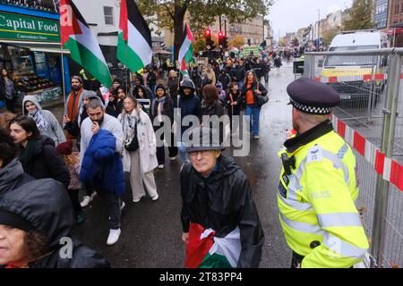 Camden, London, Großbritannien. November 2023. Pro-Palästinenser marschieren durch Camden zum Wahlkreis von Sir Keir Starmer. Quelle: Matthew Chattle/Alamy Live News Stockfoto