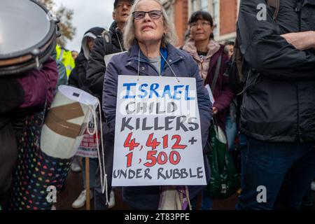 London, Großbritannien. November 2023. Hunderte pro-palästinensischer Demonstranten haben sich vor Sir Keir Starmers Büro in Camden, Nord-London, versammelt. Die Demonstranten hielten Schilder hoch, auf denen stand: ""stoppt den Krieg gegen Gaza"" und schwenkten große palästinensische Fahnen vor dem Büro des Labour-Führers. Sir Keir ist heftig kritisiert worden wegen des Konflikts im Gazastreifen. Während der Woche widersetzten sich 56 Abgeordnete einer dreizeiligen Peitsche, um einen SNP-Änderungsantrag zu unterstützen, der einen Waffenstillstand in Gaza forderte. (Kreditbild: © Velar Grant/ZUMA Press Wire) NUR REDAKTIONELLE VERWENDUNG! Nicht für kommerzielle ZWECKE! Stockfoto