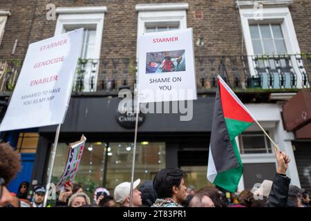 London, Großbritannien. November 2023. Hunderte pro-palästinensischer Demonstranten haben sich vor Sir Keir Starmers Büro in Camden, Nord-London, versammelt. Die Demonstranten hielten Schilder hoch, auf denen stand: ""stoppt den Krieg gegen Gaza"" und schwenkten große palästinensische Fahnen vor dem Büro des Labour-Führers. Sir Keir ist heftig kritisiert worden wegen des Konflikts im Gazastreifen. Während der Woche widersetzten sich 56 Abgeordnete einer dreizeiligen Peitsche, um einen SNP-Änderungsantrag zu unterstützen, der einen Waffenstillstand in Gaza forderte. (Kreditbild: © Velar Grant/ZUMA Press Wire) NUR REDAKTIONELLE VERWENDUNG! Nicht für kommerzielle ZWECKE! Stockfoto