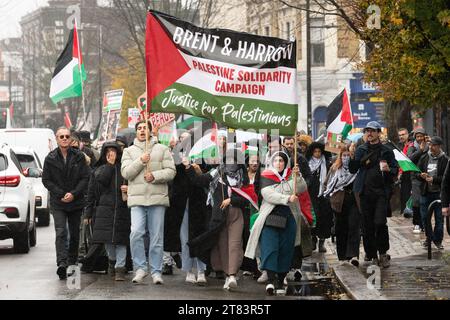 London, Großbritannien. 18. November 2023. Palästinensische Unterstützer marschieren in die Büros des Labour-Parteivorsitzenden Sir Keir Starmer, Abgeordneter für Holborn und St. Pancras, und des Labour-Abgeordneten für Hampstead und Kilburn Tulip Siddiq. Herr Starmer hat früher eine Parteipeitsche gegen seine Abgeordneten durchgesetzt, die einen Parlamentsantrag befürwortete, der einen Waffenstillstand im israelisch-Gaza-Konflikt fordert. wo das UN-Büro für Menschenrechte behauptet, dass die von Israel nach dem Hamas-Angriff vom 7. Oktober begangenen Verstöße gegen Palästinenser auf einen Völkermord in Gaza hindeuten. Quelle: Ron Fassbender/Alamy Live News Stockfoto