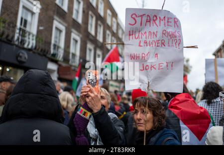 London, Großbritannien. November 2023. Hunderte pro-palästinensischer Demonstranten haben sich vor Sir Keir Starmers Büro in Camden, Nord-London, versammelt. Die Demonstranten hielten Schilder hoch, auf denen stand: ""stoppt den Krieg gegen Gaza"" und schwenkten große palästinensische Fahnen vor dem Büro des Labour-Führers. Sir Keir ist heftig kritisiert worden wegen des Konflikts im Gazastreifen. Während der Woche widersetzten sich 56 Abgeordnete einer dreizeiligen Peitsche, um einen SNP-Änderungsantrag zu unterstützen, der einen Waffenstillstand in Gaza forderte. (Kreditbild: © Velar Grant/ZUMA Press Wire) NUR REDAKTIONELLE VERWENDUNG! Nicht für kommerzielle ZWECKE! Stockfoto