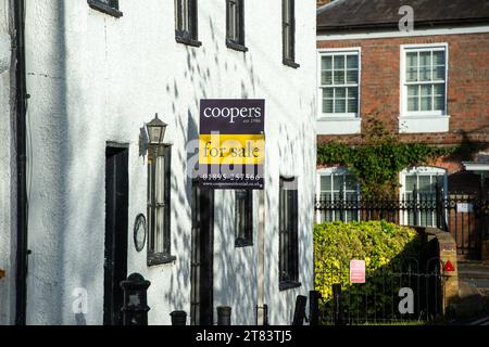 Uxbridge. UK. November 2023. Ein Schild zum Verkauf vor einem Ferienhaus in Uxbridge im Londoner Stadtteil Hillingdon. Die jüngsten Zahlen zeigen, dass die Immobilienpreise im September im Vereinigten Königreich wieder um durchschnittlich 1.497 £ fielen, in einigen Gebieten sind die Preise jedoch auf dem Anstieg. Quelle: Maureen McLean/Alamy Live News Stockfoto