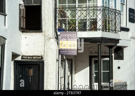 Uxbridge. UK. November 2023. Ein Schild zum Verkauf vor einem Ferienhaus in Uxbridge im Londoner Stadtteil Hillingdon. Die jüngsten Zahlen zeigen, dass die Immobilienpreise im September im Vereinigten Königreich wieder um durchschnittlich 1.497 £ fielen, in einigen Gebieten sind die Preise jedoch auf dem Anstieg. Quelle: Maureen McLean/Alamy Live News Stockfoto