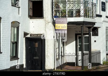 Uxbridge. UK. November 2023. Ein Schild zum Verkauf vor einem Ferienhaus in Uxbridge im Londoner Stadtteil Hillingdon. Die jüngsten Zahlen zeigen, dass die Immobilienpreise im September im Vereinigten Königreich wieder um durchschnittlich 1.497 £ fielen, in einigen Gebieten sind die Preise jedoch auf dem Anstieg. Quelle: Maureen McLean/Alamy Live News Stockfoto