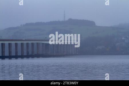 Dundee, Tayside, Schottland, Großbritannien. November 2023. Wetter in Großbritannien: Nebliger November Regen fällt über den ruhigen Fluss Tay in Dundee, Schottland. Quelle: Dundee Photographics/Alamy Live News Stockfoto