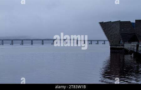 Dundee, Tayside, Schottland, Großbritannien. November 2023. Wetter in Großbritannien: Nebliger November Regen fällt über den ruhigen Fluss Tay in Dundee, Schottland. Quelle: Dundee Photographics/Alamy Live News Stockfoto