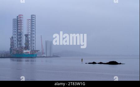 Dundee, Tayside, Schottland, Großbritannien. November 2023. Wetter in Großbritannien: Nebliger November Regen fällt über den ruhigen Fluss Tay in Dundee, Schottland. Quelle: Dundee Photographics/Alamy Live News Stockfoto